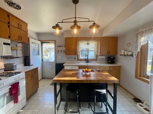 6579 Dodge Pl, Milwaukee WI  53220-1832 exterior