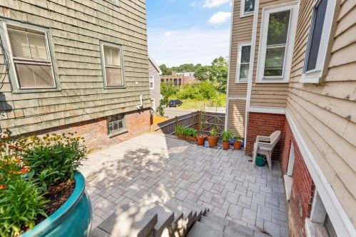 8 Gifford Ct, Salem MA 01970-2211 exterior