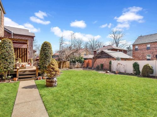 7442 Cromwell Dr, Saint Louis MO 63105-2919 exterior