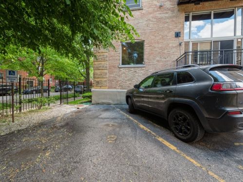 3900 Claremont Ave, Chicago IL  60618-3833 exterior