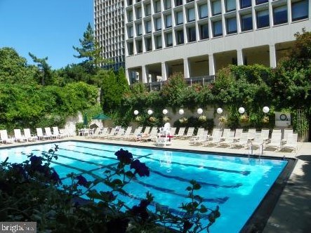 210 Locust St, Philadelphia PA 19106-3945 exterior