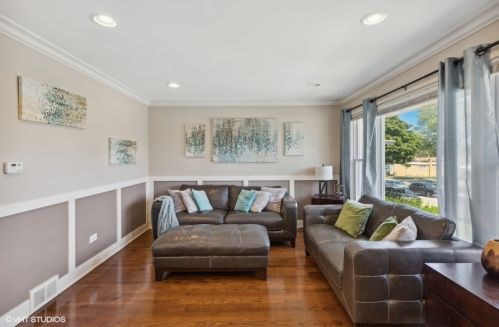 9112 Oglesby Ave, Chicago, IL 60617-3854