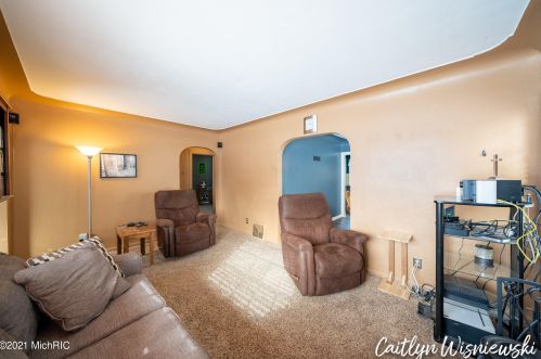 941 Northlawn St, Grand Rapids MI 49505-3717 exterior