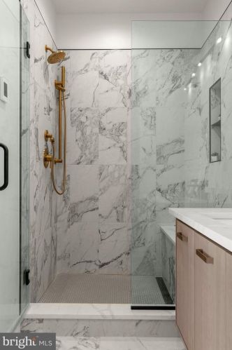 654 13 St, Philadelphia PA 19123-2427 exterior