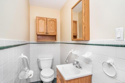 251 239 St, Bronx NY 10470-1811 exterior