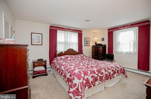 66 Red Lion Rd, Huntingdon Valley PA 19006-6436 exterior