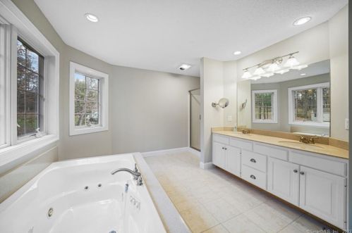 10 Azalea Ln, Ellington CT  06029-3063 exterior