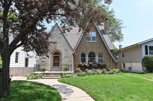 5040 Shoreland Ave, Milwaukee WI  53217-5539 exterior