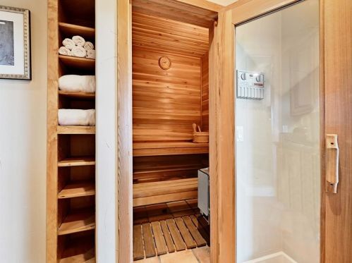 610 Crystal Crk Dr, Austin TX 78746-4728 exterior