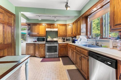 12 Cedarwood Dr, Huntington Station NY 11746-1305 exterior