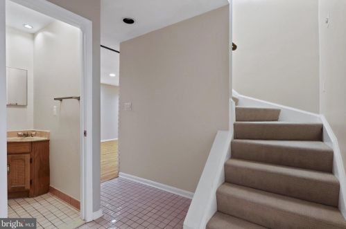 8284 Clifton Farm Ct, Alexandria VA  22306-3265 exterior