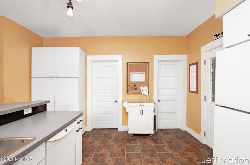 222 Valley Ave, Grand Rapids MI 49504-5469 exterior