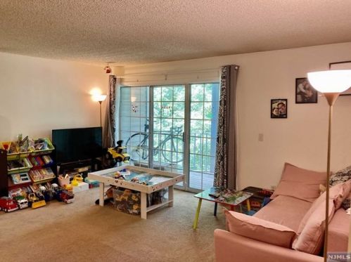 628 Plum Ter, Mahwah NJ  07430-3441 exterior