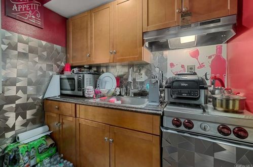 31 Rochelle Ter, Mount Vernon NY 10550-1128 exterior