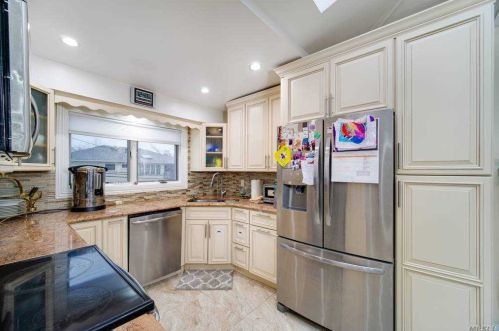 717 Eagle Dr, Valley Stream NY 11581-3539 exterior