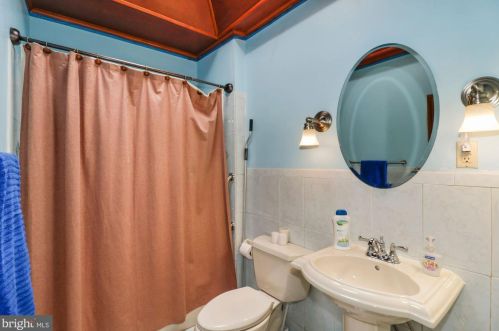 5815 Addison St, Philadelphia PA 19143-1204 exterior