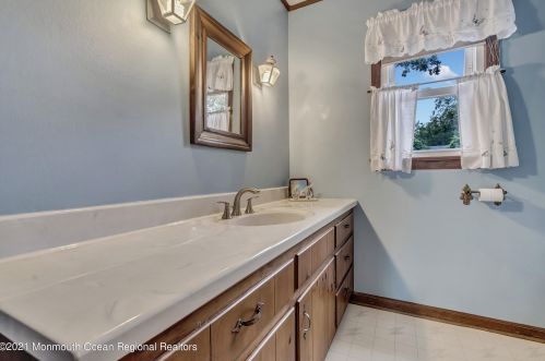 600 Edgemere Dr, Red Bank NJ 07711 exterior