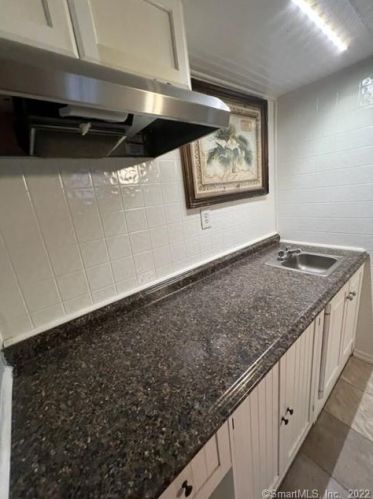 52 Chapel St, Derby CT 06418-2107 exterior