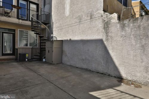 1217 Green St, Philadelphia PA 19123-3216 exterior