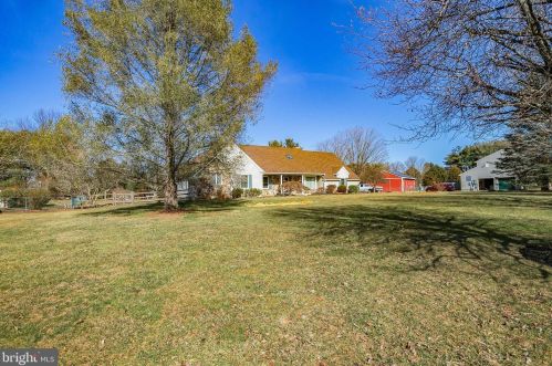 8 Hockey Dr, Columbus, NJ 08022-9501