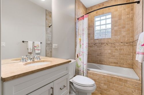 2456 Hutchinson St, Chicago IL 60618-2939 exterior