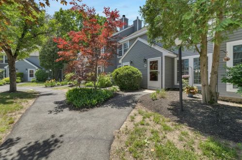 16 Village St, Concord, NH 03301-1948
