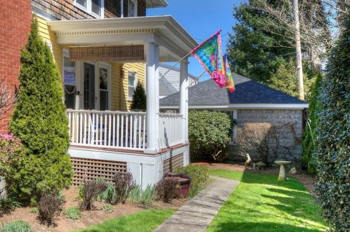 262 Gibbs Ave, Middletown RI 02840-2239 exterior