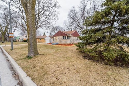 9504 Palmetto Ave, Milwaukee WI  53222-1558 exterior