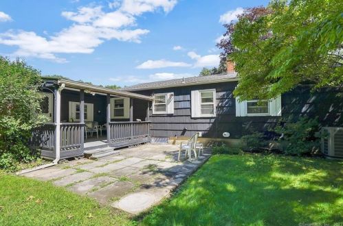 2 Tanglewood Ave, Enfield CT 06082-2622 exterior