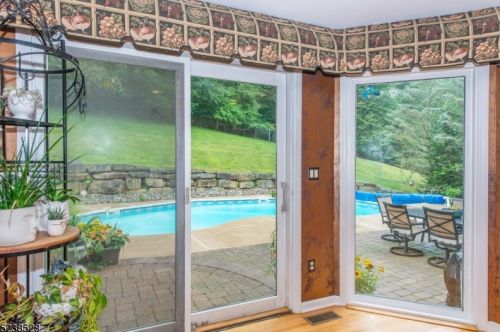 18 Rosewood Ln, Parsippany NJ 07834-3801 exterior