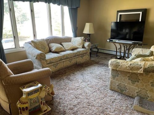 15 Bernardino Ave, Enfield CT 06082-1843 exterior