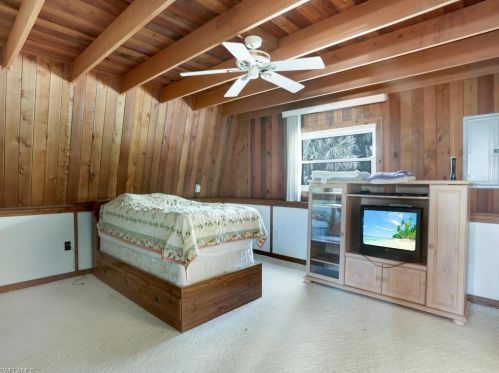 645 10 Ave, Naples FL 34120-0051 exterior