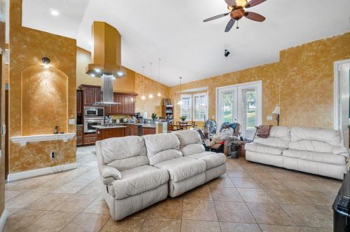 386 Dalton Cir, Fort Pierce FL 34953-5850 exterior