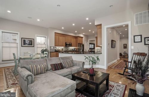 720 Bracey Ln, Alexandria VA  22314-6245 exterior