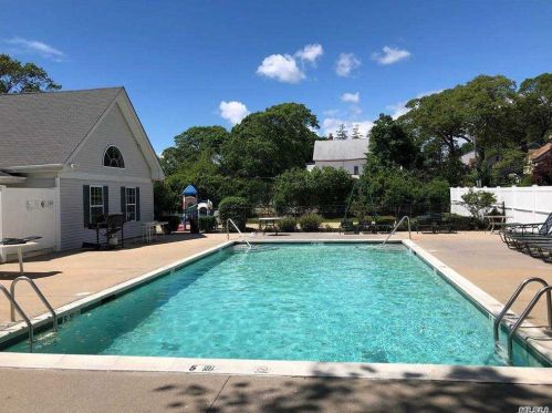 33 Biltmore Cir, Huntington Station NY 11746-1474 exterior