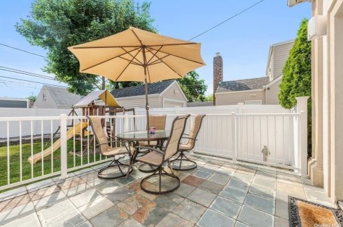 151 Gordon Rd, Valley Stream NY 11581-2108 exterior