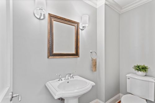 925 Pearson St, Milwaukee WI 53202-1522 exterior