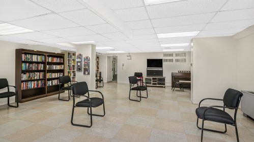 7033 Kedzie Ave, Chicago IL 60645-2845 exterior