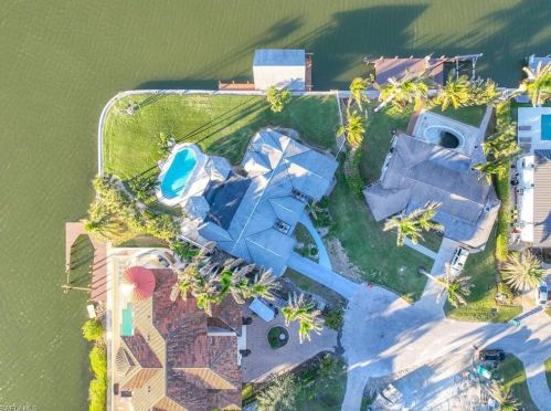 369 Pine Ave, Naples, FL 34108-2352