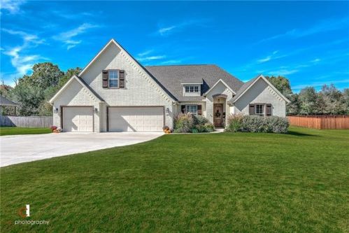 706 King Arthur Dr, Springdale, AR 72762-9038