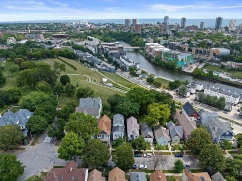 2044 Booth St, Milwaukee WI 53212-3406 exterior