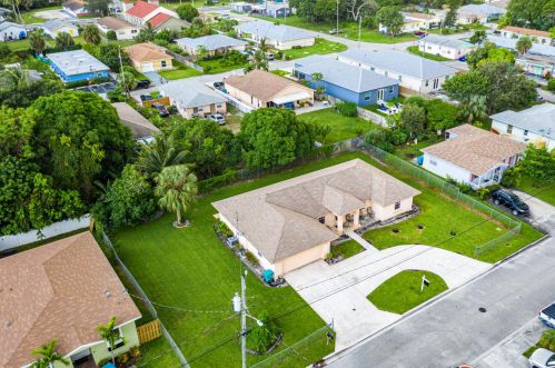 316 12 Ave, Boynton Beach FL 33435-5940 exterior