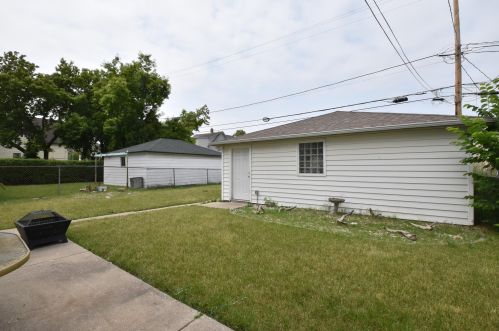 3929 20th St, Milwaukee WI  53221-1944 exterior