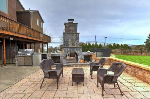 22 Ajellos Farm Rd, Seymour CT 06483-2362 exterior