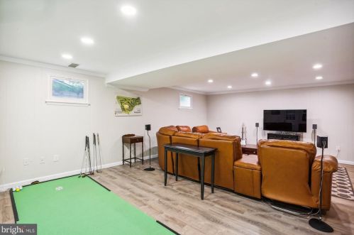 18052 Ml Crk Dr, Rockville MD 20855-1000 exterior