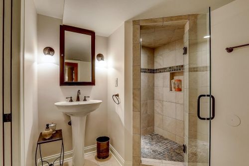 233 Ravine Baye Rd, Milwaukee WI 53217-1330 exterior