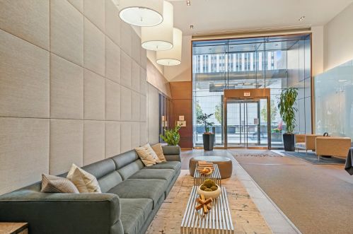 240 Illinois St, Chicago IL  60611-5063 exterior