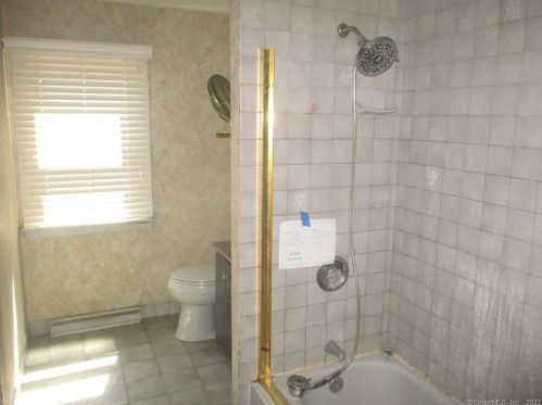 4 Redwood St, Enfield CT 06082-2619 exterior