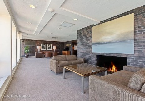 260 Chestnut St, Chicago IL 60610-3112 exterior