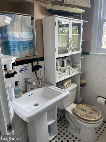 6933 Westhampton Dr, Alexandria VA 22307-1527 exterior